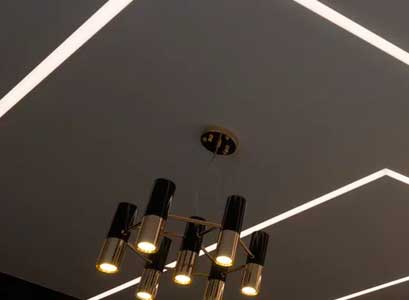 Натяжной потолок со световыми линиями